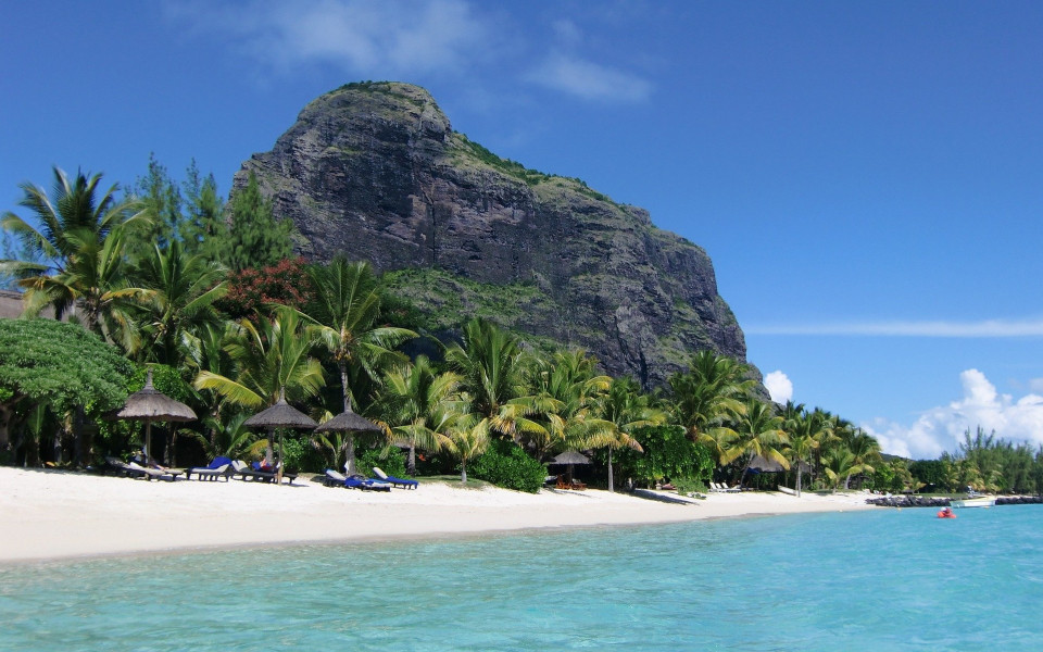 Traumstrand auf Mauritius mit Berg und Palmen